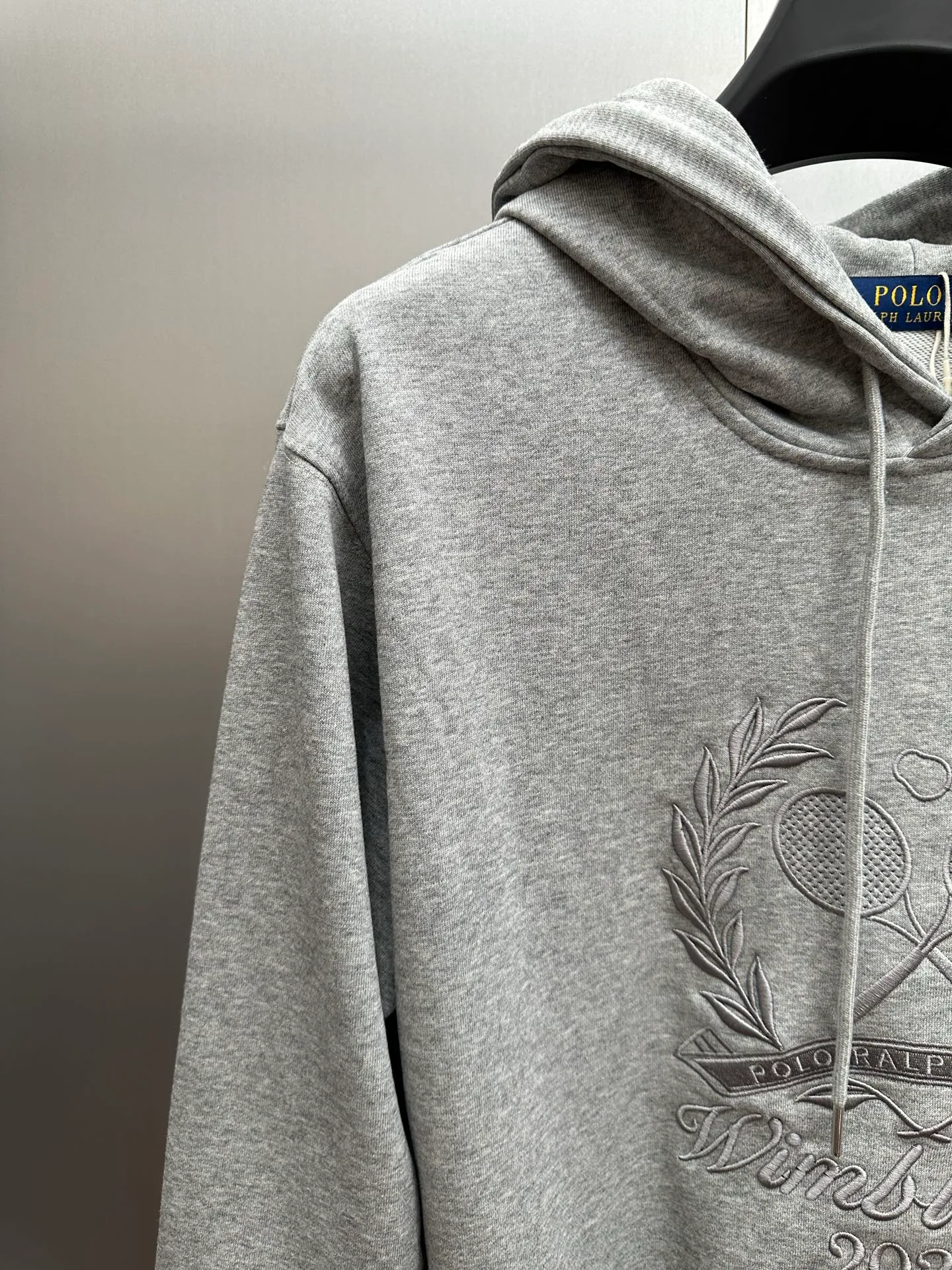 P280 RalphLauren/Ralph Lauren 2025 new autumn and winter large embroidered hooded sweatshirt Ralph Lauren's age-reducing item, the coat fabric is made of 60% cotton ➕40% polyester, which not only retains the softness, comfort and breathability of cotton, but also adds the wear resistance and wrinkle resistance of polyester fiber, making the clothes more durable and easy to care for. Even in slightly cooler weather, you won't feel stuffy when wearing it. This kind of fabric has a natural crisp feel and is not easy to pill or deform. Hooded design effectively improves thermal insulation performance. The embroidery on the chest and the fabric are of the same color. The colors are full, three-dimensional and lifelike, adding a bit of liveliness and interest to the whole sweatshirt. There is no pressure to dress, regardless of age or gender. Complete accessories!  Color: navy blue, black, gray size: S-xL